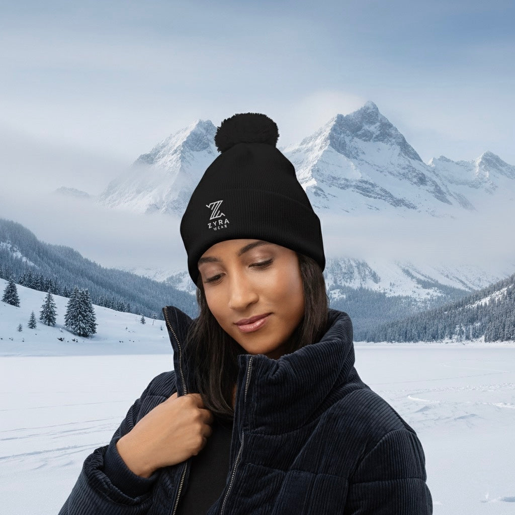 Gorro Pom Pom ZyraWear — Edición Signature (Unisex)