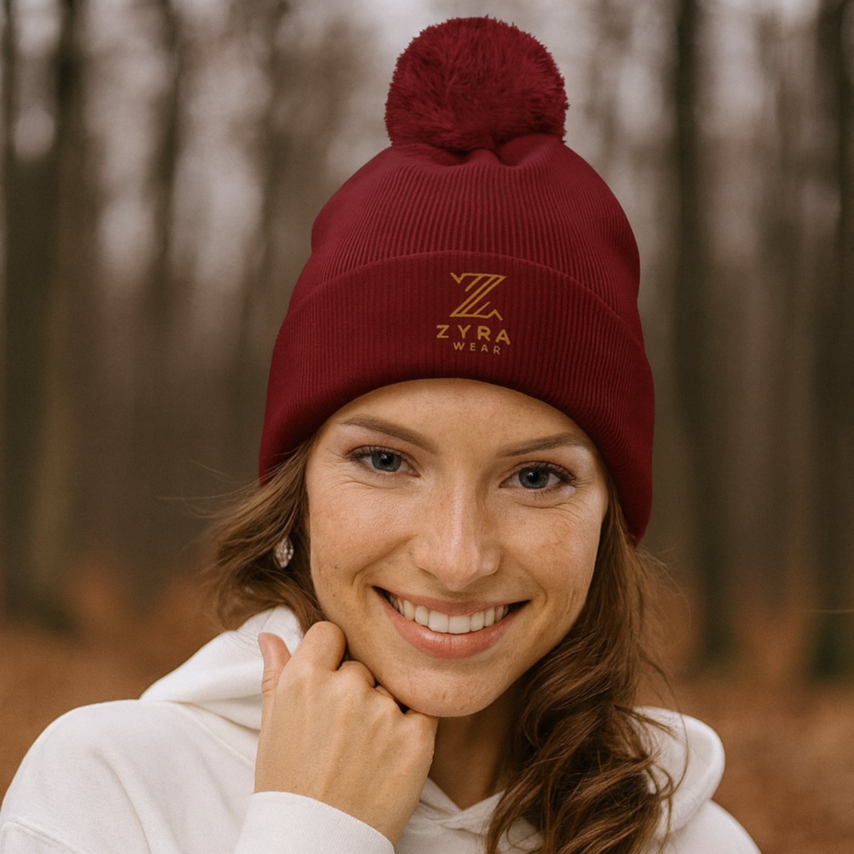 Gorro Pom Pom ZyraWear – Edición Burgundy Gold (Unisex)